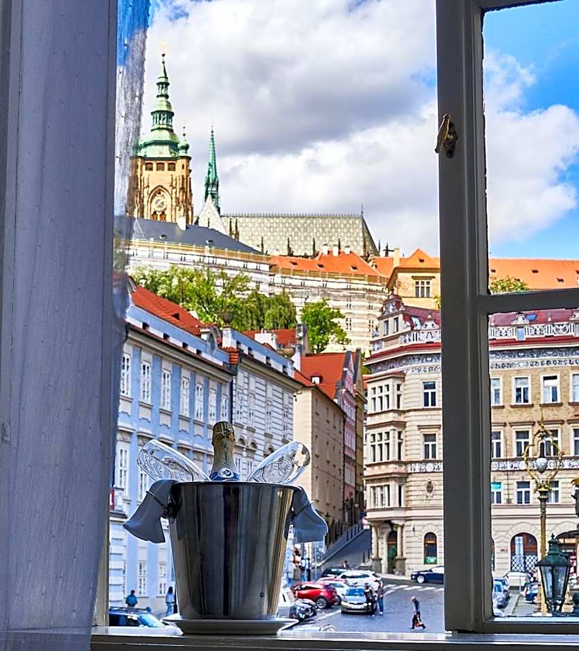 Three Golden Crowns Apartments