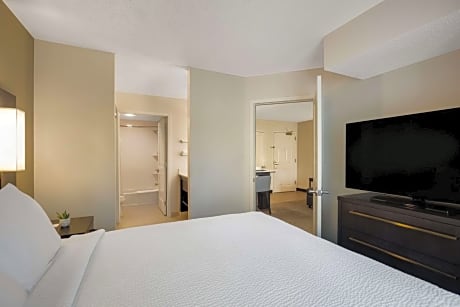 Mobility / Hearing Accessible One-Bedroom Queen Suite with Roll-In Shower
