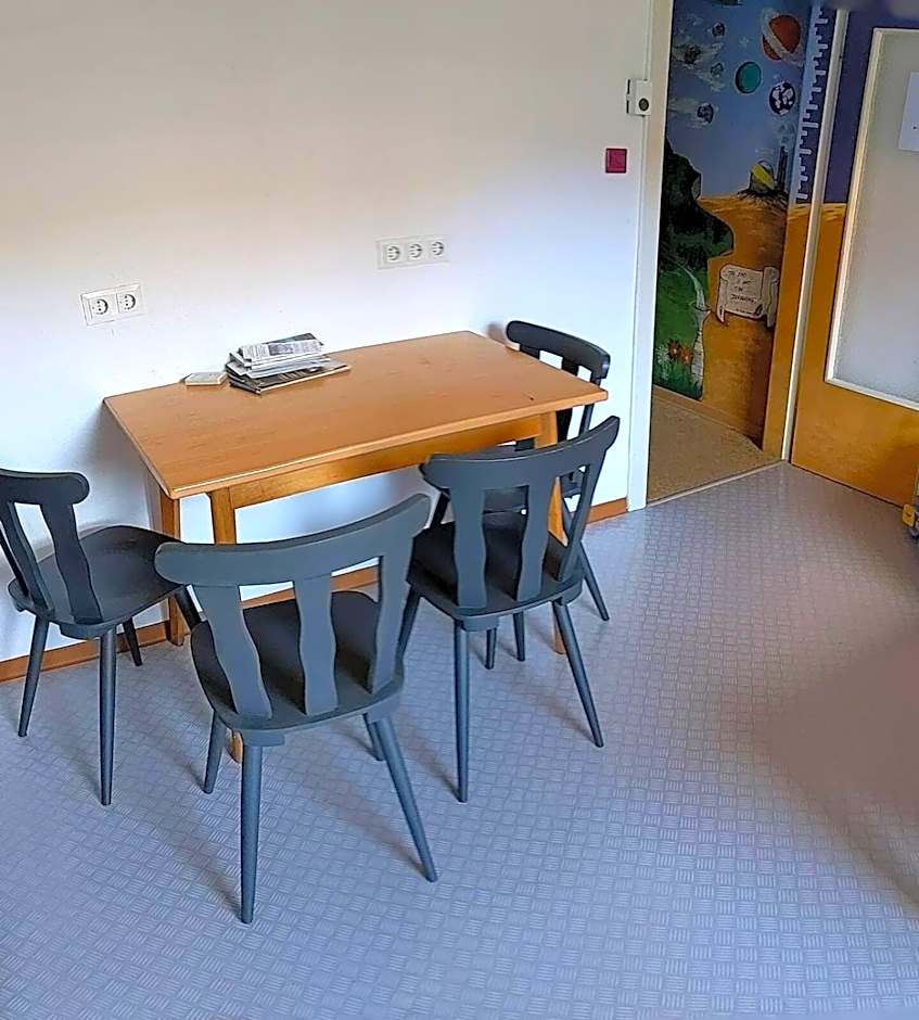 Monkey Factory - Mini Home-Stay Hostel