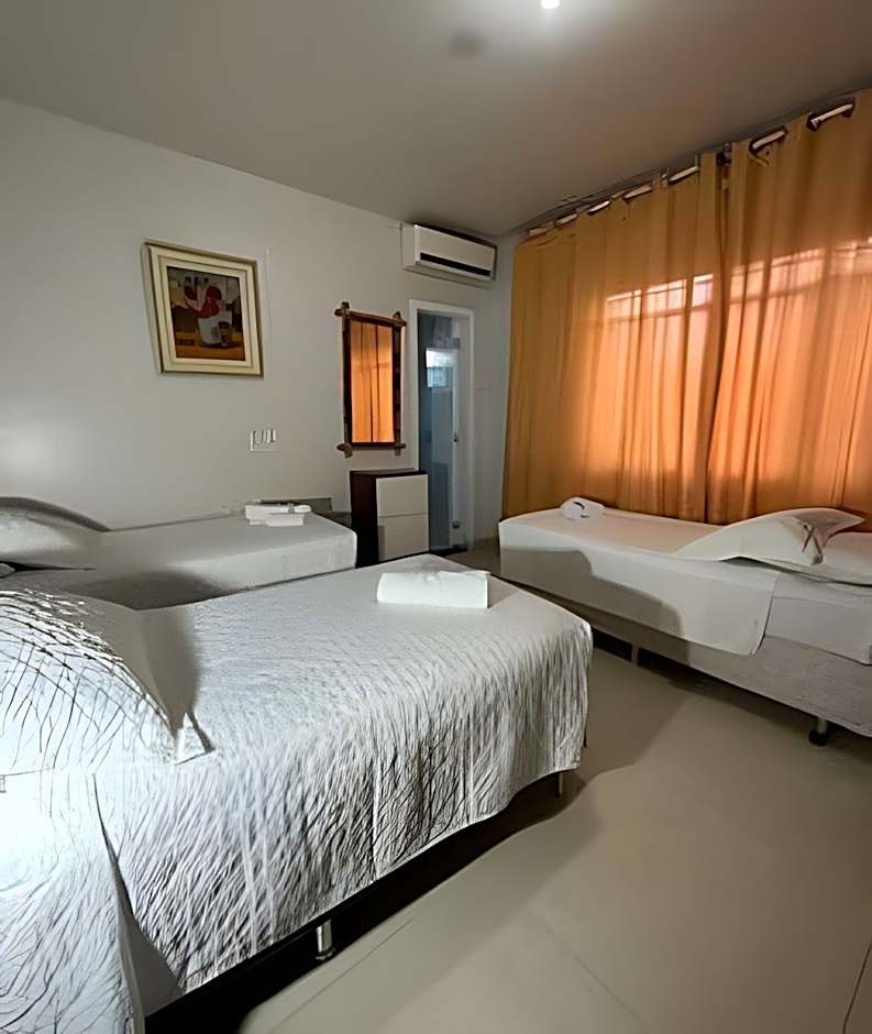 Casa grande - 3 Suítes e Piscina - Próx. ao Centro