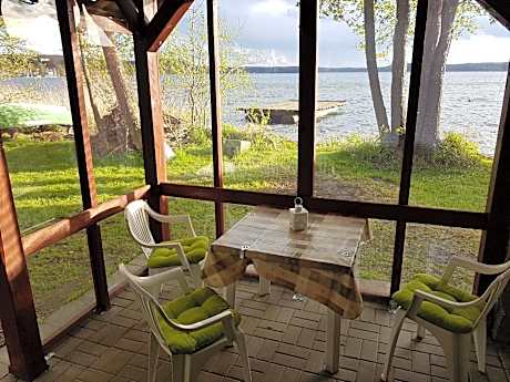 PlanB - przyczepa kempingowa we wsi Pluski nad samym brzegiem jeziora Pluszne