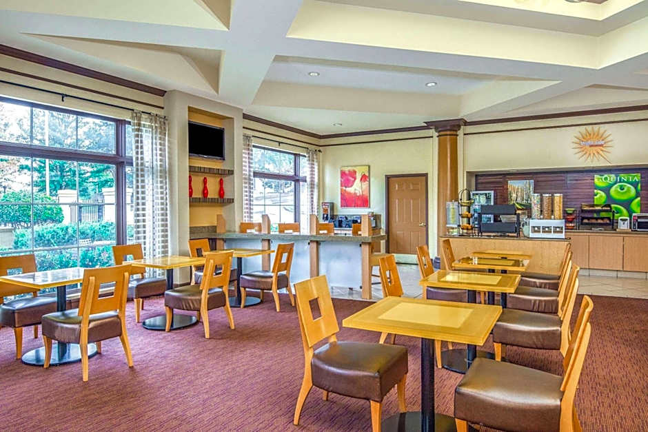 La Quinta Inn & Suites by Wyndham Atlanta Ballpark/Galleria