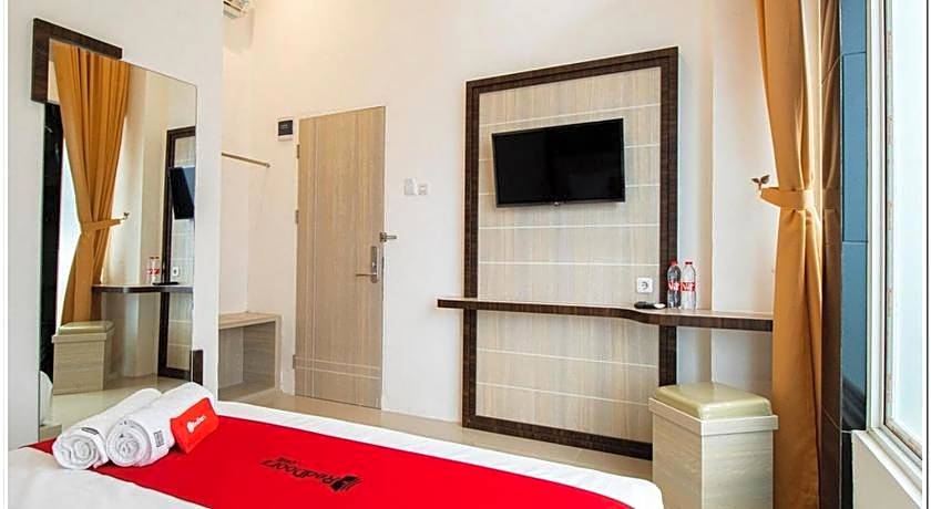 RedDoorz Plus @ Centrium Katamso Medan