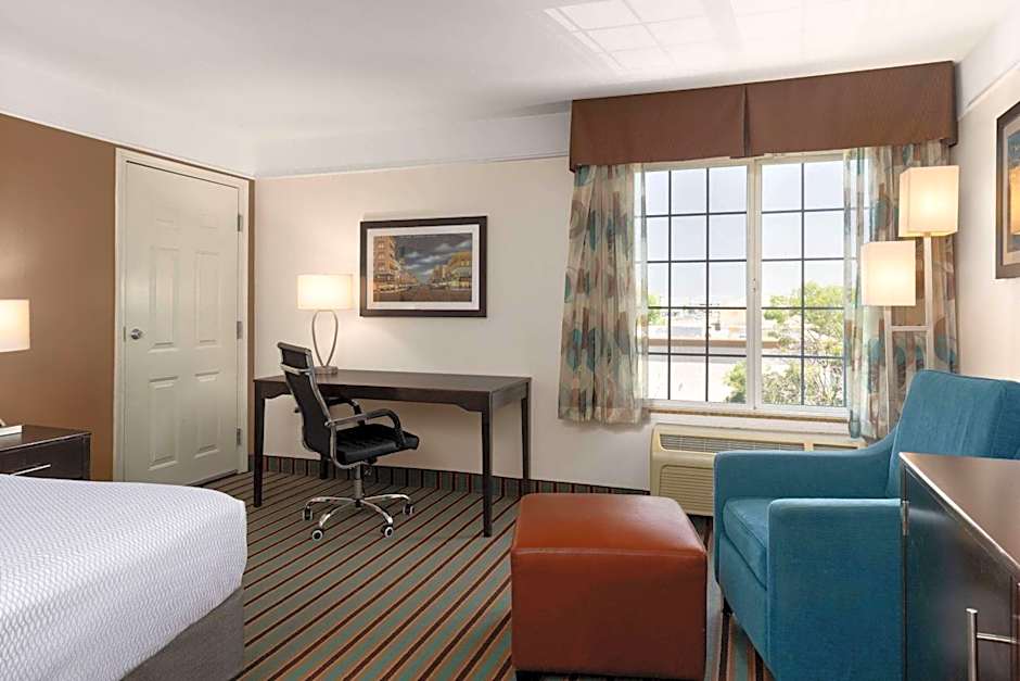 La Quinta Inn & Suites by Wyndham Bakersfield North