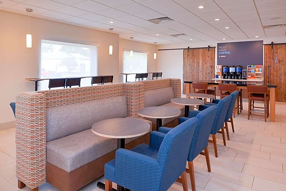 Holiday Inn Express & Suites Omaha - 120th and Maple By IHG