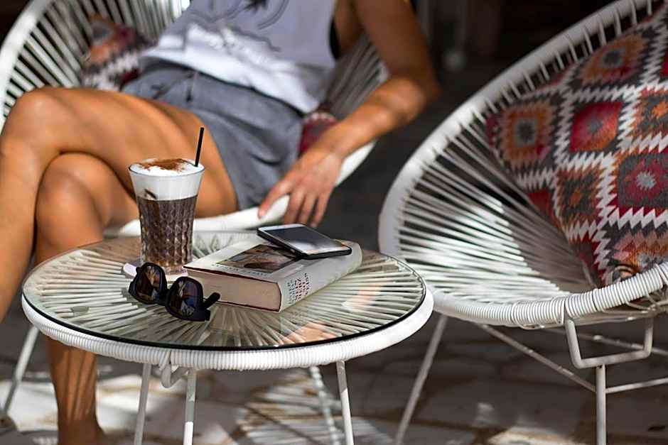 Armadoros Hotel / Ios Backpackers