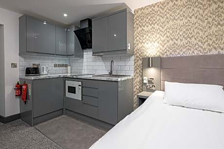 studio-deluxe-ensuite with shower-street view-single rm & kitchen 14