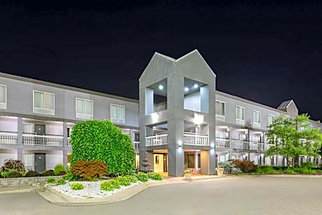 Howard Johnson by Wyndham Romulus Detroit Metro Airport