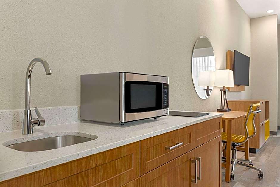 Days Inn & Suites by Wyndham Greater Tomball