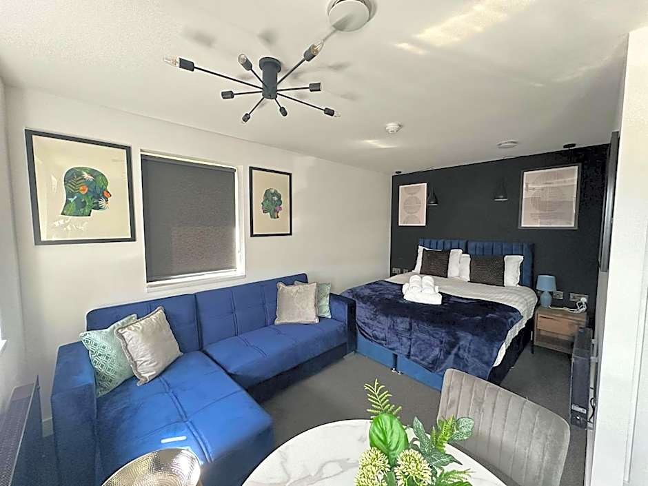 Adam Court Apartments - PE1 - Contractor Friendly - Choice of Studios or 1 Bed Apartments - Free Parking - Sofa Beds - Sky TV - Full Kitchen - Washer Dryer - WiFi