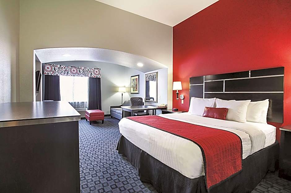 Photo 1 of 2 of 1 King Bed, Hearing/Mobility Accessible, Grab Bars, Bathtub