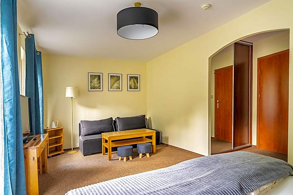 Nefryt - lodówka i czajnik w pokoju, dwa aneksy kuchenne ogólnodostępne, duży parking