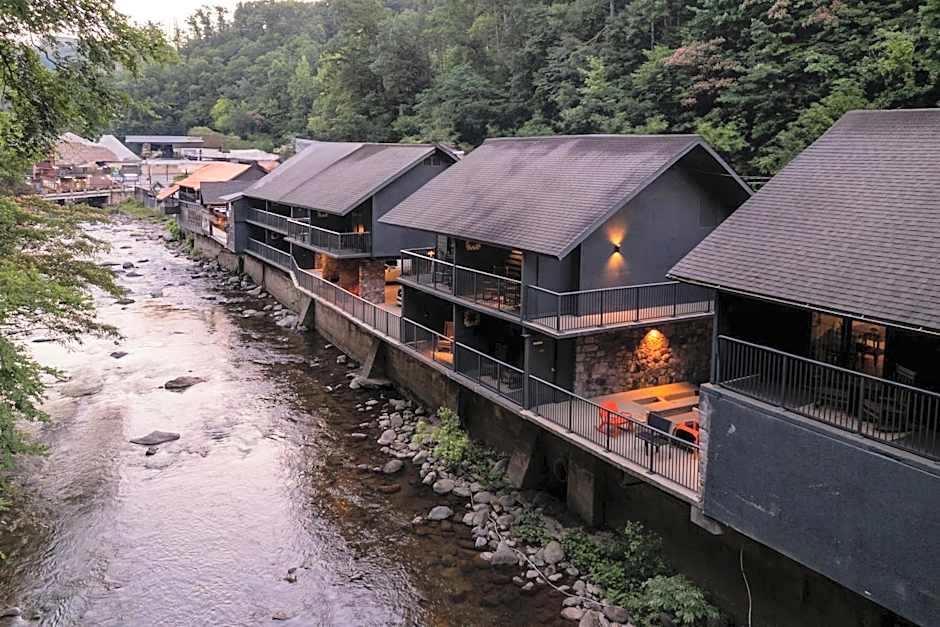 Historic Rocky Waters Inn, A Small Luxury Hotel