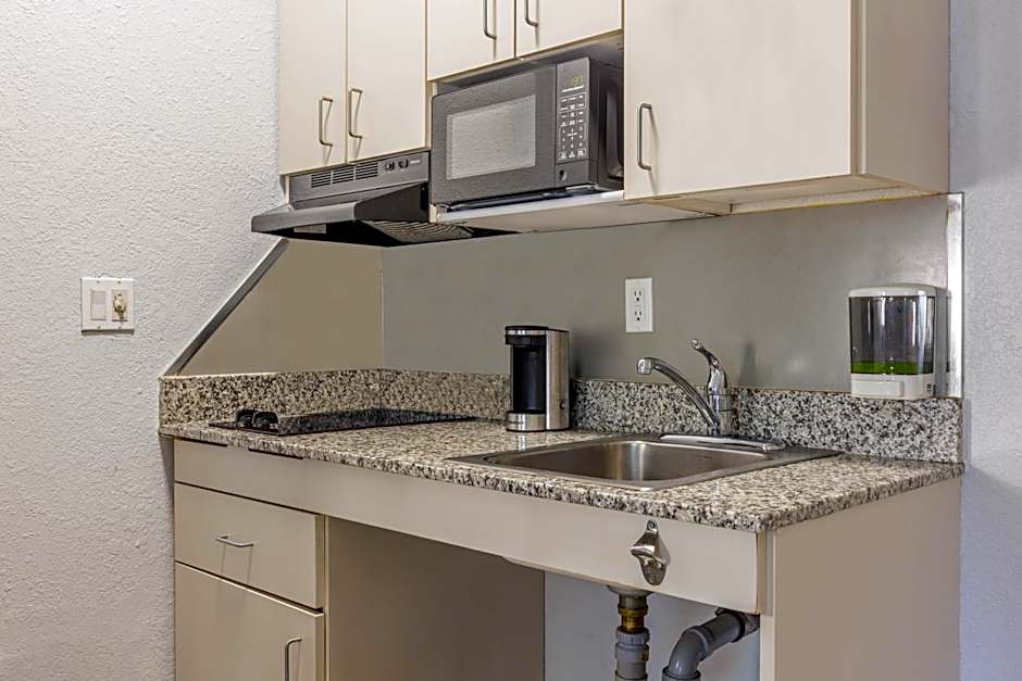 Studio 6 Toronto - Mississauga