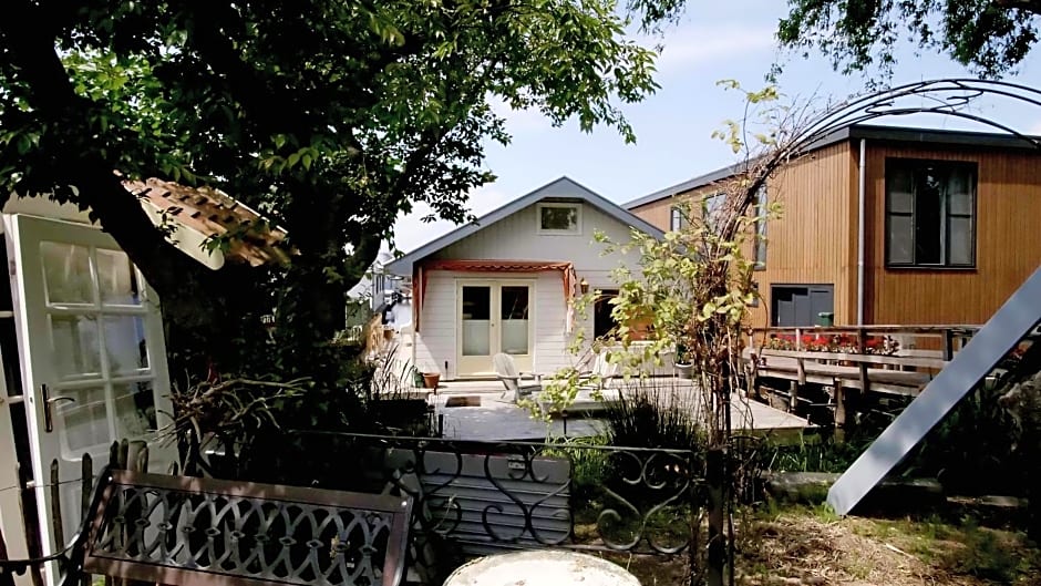 Houseboat apartment with water terrace, free bikes & fast wifi