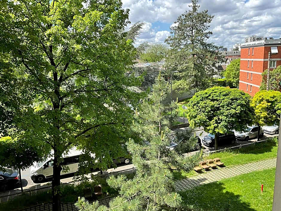 Female dorm- Femme dortoir Paris 8pm-10am