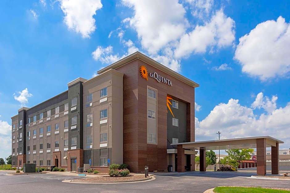 La Quinta Inn & Suites by Wyndham Wichita Airport