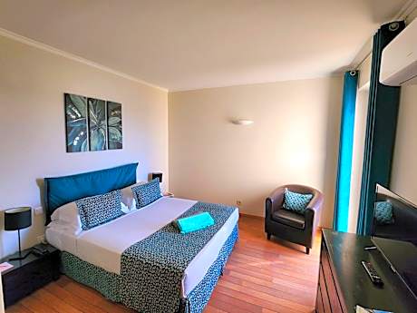 Deluxe Room with Balcony and Sea View