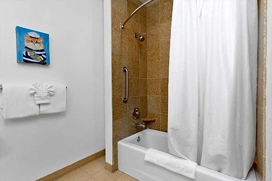 Beach House Inn & Suites