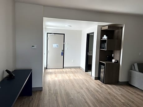 One Room Suite with Roll-In Shower - Disability Access/Non Smoking