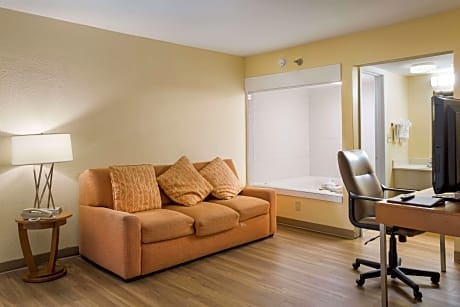 1 King Bed, Suite, Nonsmoking