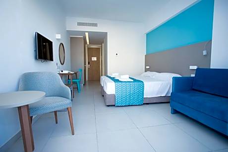 Standard Double or Twin Room with Side Sea View