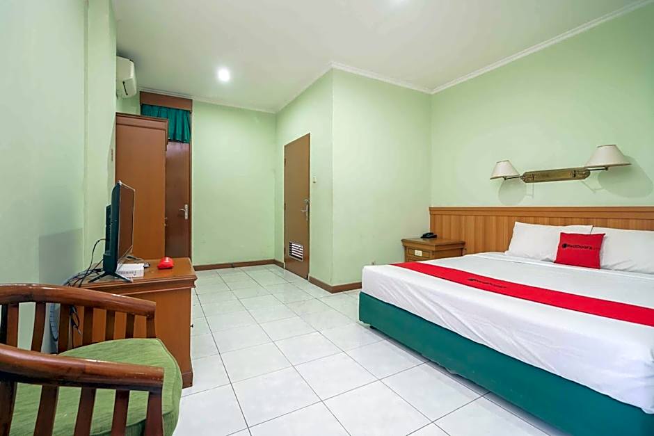 RedDoorz Plus near Kemang Raya