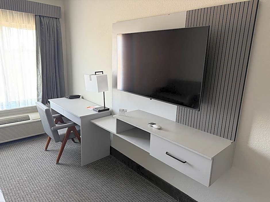 Zdjęcie 1 z 4 — 1 King Bed Suite