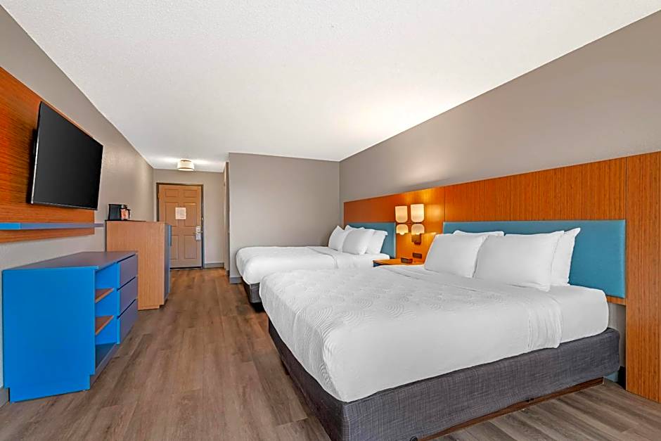 Country Inn & Suites by Radisson, West Bend, WI