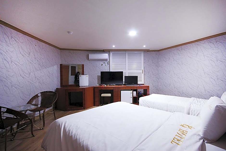 Happy Q Motel