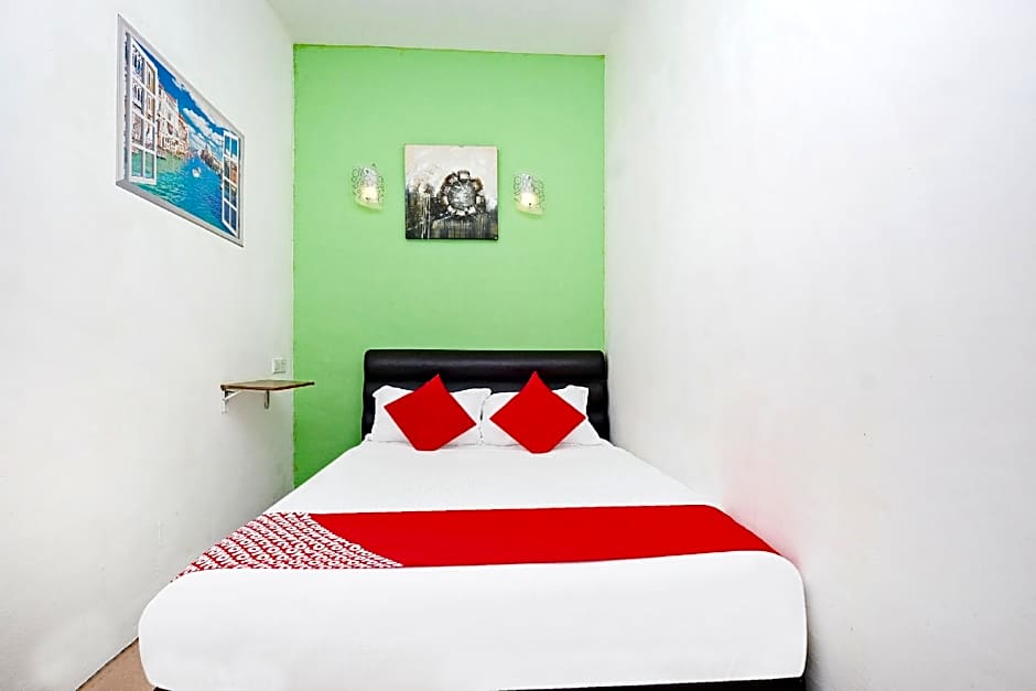 OYO 850 Gold Star Hotel