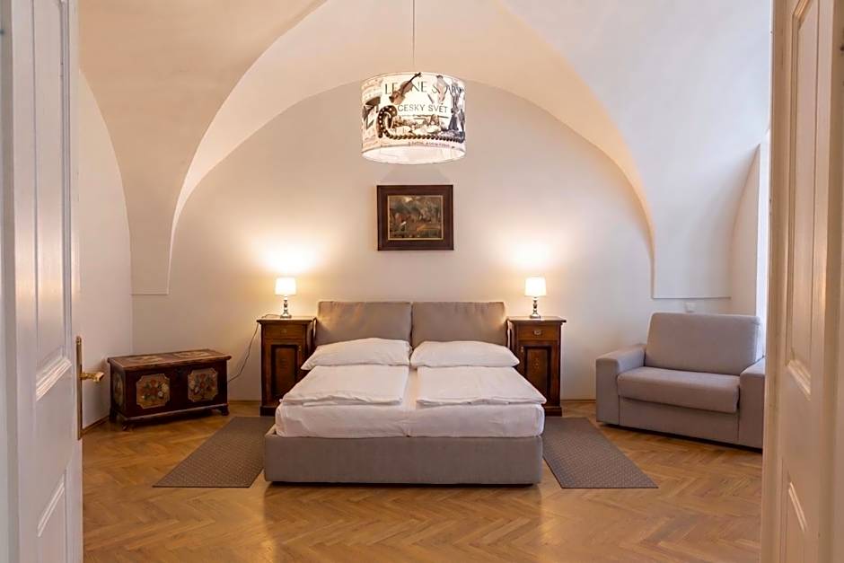 Three Golden Crowns Apartments