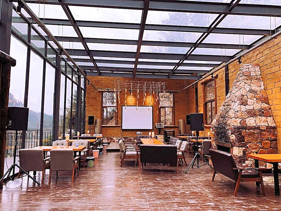 Pandora Vista Retreat