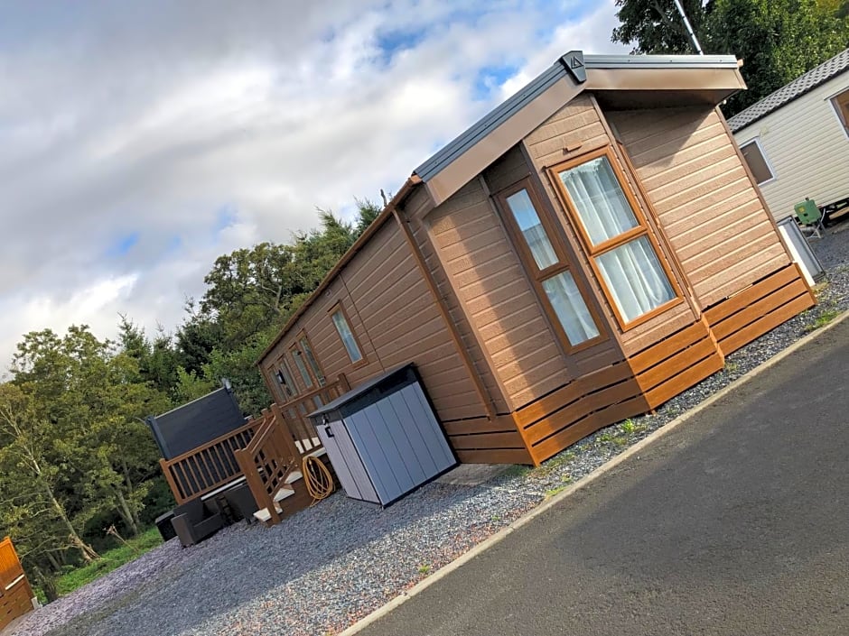 Moonlight Ridge -2 bedroom lodge with hot tub