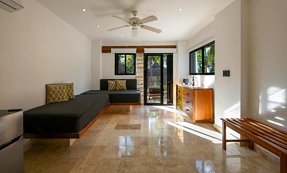 Casa del Jaguar Beach Hotel