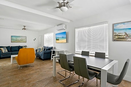 Deluxe One-Bedroom Apartment