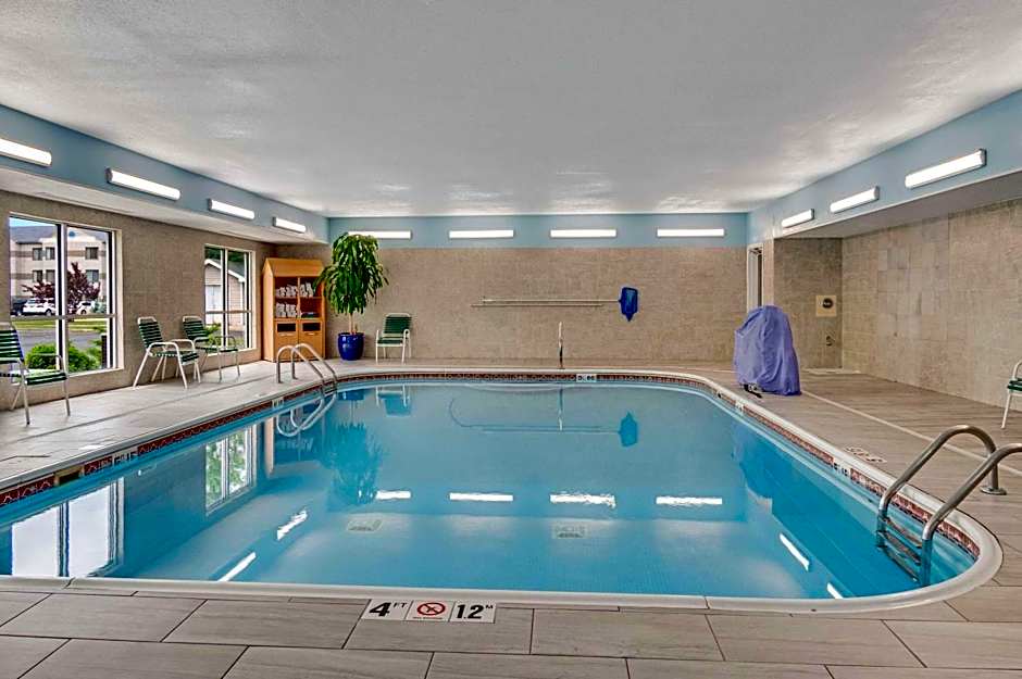 Country Inn & Suites by Radisson, Grand Rapids Airport, MI