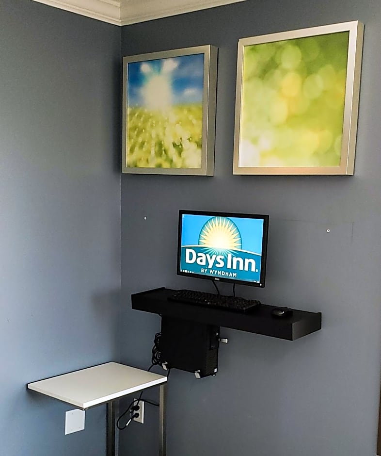 Days Inn & Suites by Wyndham Merrillville