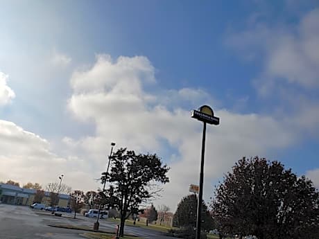 Days Inn & Suites by Wyndham Merrillville