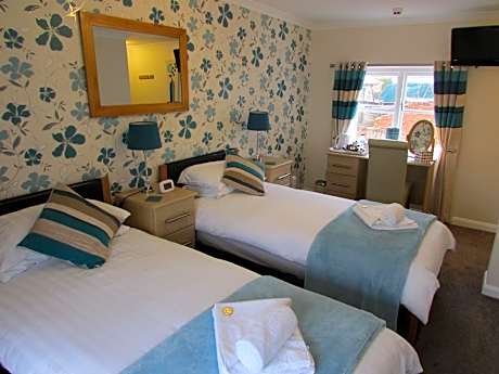 Twin Room-Ensuite with Shower