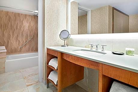 Deluxe Executive Suite, Suite, 1 King, Alternate: sofa bed