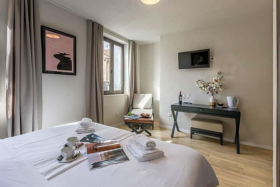 Leonis Restaurant & Rooms