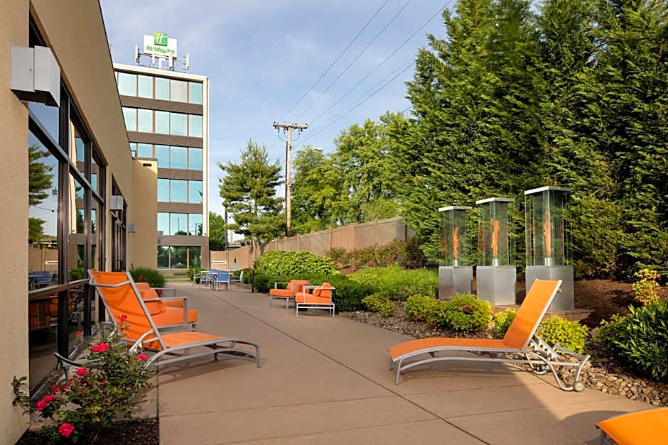 Holiday Inn and Suites Charleston West By IHG