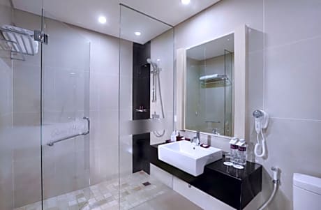 DELUXE POOL VIEW