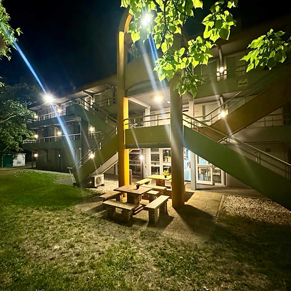 Premiere Classe Saint Quentin En Yvelines - Elancourt