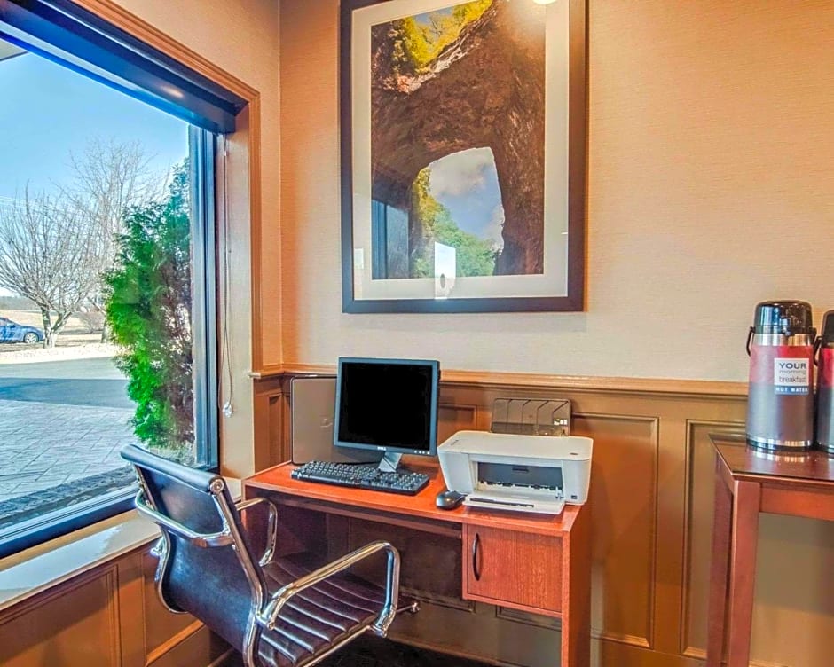 Comfort Inn & Suites Raphine - Lexington near I-81 and I-64