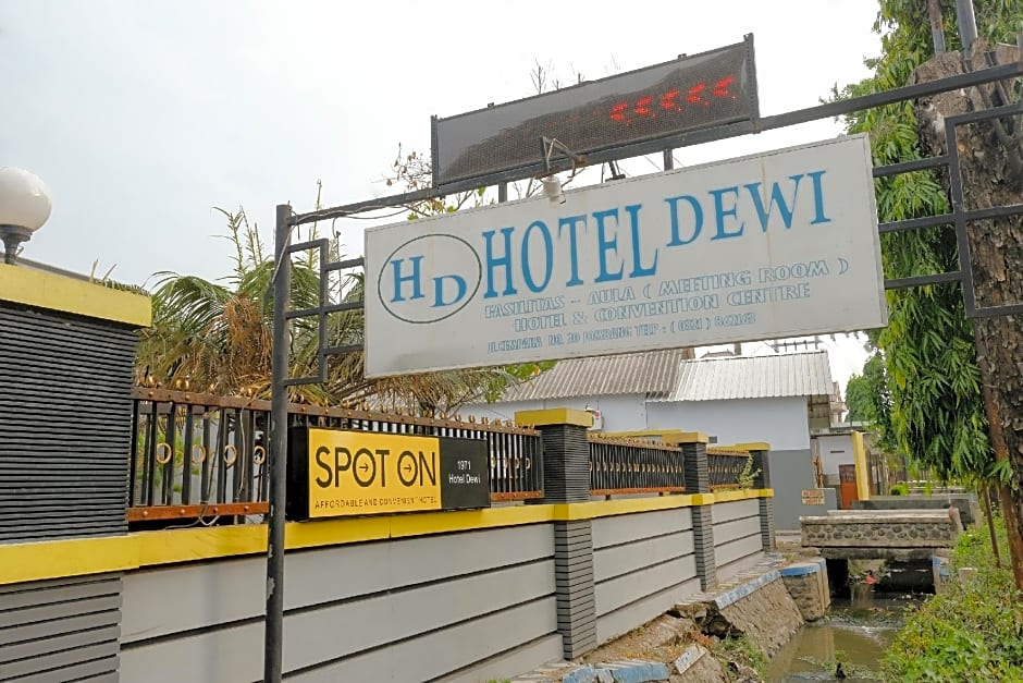 SPOT ON 1971 Hotel Dewi