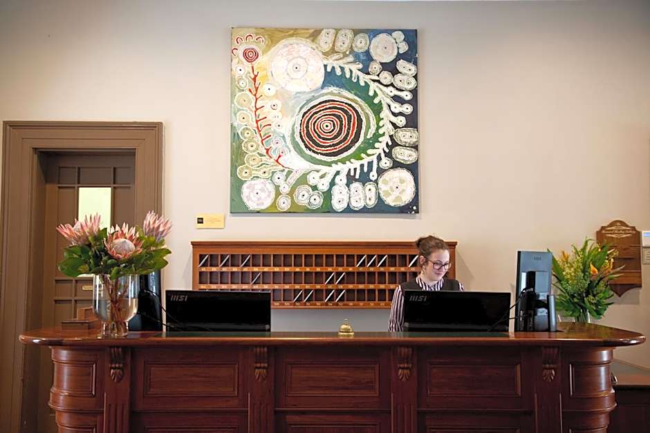 Hadley's Orient Hotel