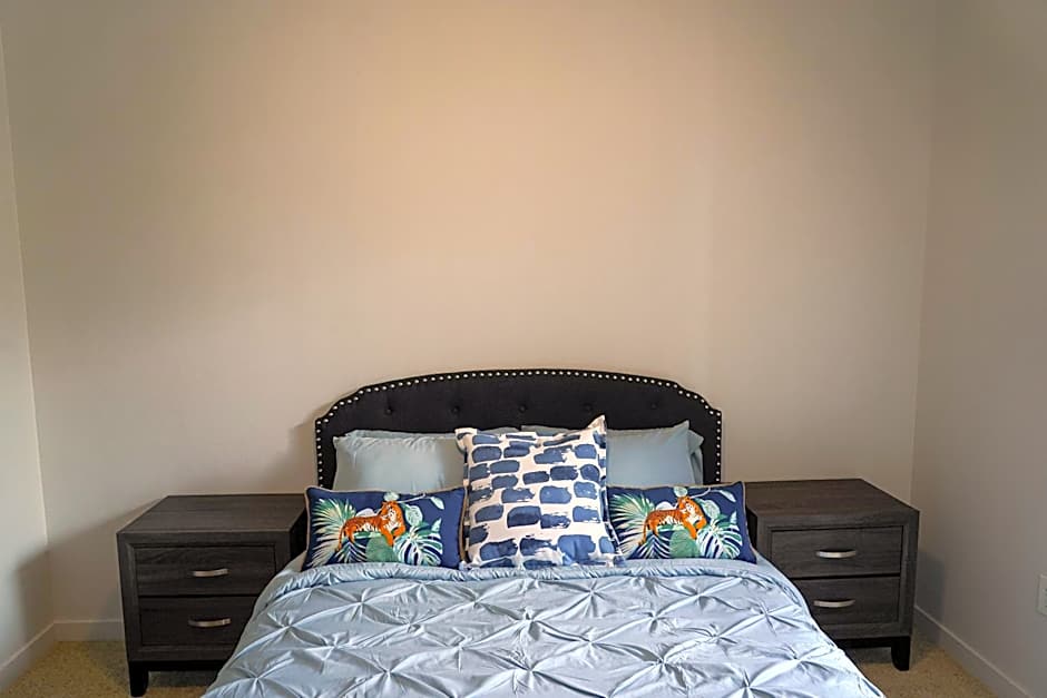 Luxury furnished & Designed 2 Bedroom Part Hotel in Woodland Hills