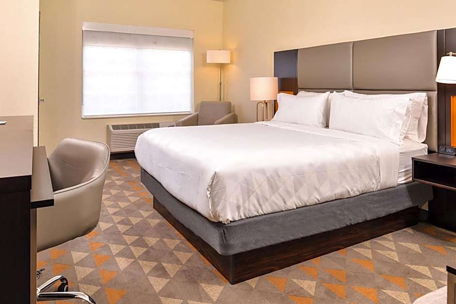 Holiday Inn and Suites Dallas-Addison By IHG